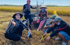 Sao Việt vui vẻ làm công việc nhà nông trong những ngày tránh dịch COVID-19