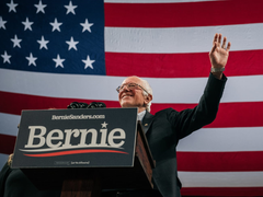 Ngừng tranh cử Tổng thống Mỹ, Bernie Sanders tiếp tục thu thập phiếu sơ bộ