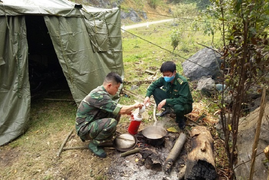 Lính biên phòng ăn rau rừng bám chốt kiểm soát COVID-19 nơi biên giới Việt - Lào