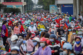 Hàng nghìn công nhân chen chân về nhà trong dịch COVID-19