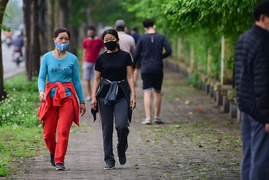 Video: Công viên đóng cửa, nhiều người Hà Nội liều mình ra đường tập thể dục