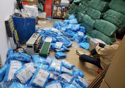 Hơn 6.000 bộ đồ bảo hộ y tế nghi là hàng giả tại Hà Nội