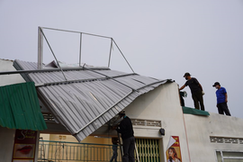 Lốc xoáy thổi bay hàng chục mái nhà ở Gia Lai