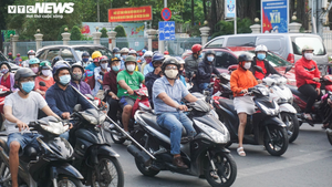 Đường phố TP.HCM vẫn đông đúc sau khi thành phố ra văn bản khẩn