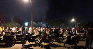 Ảnh: Hàng trăm người tụ tập xem đám cháy bất chấp lệnh cách ly xã hội