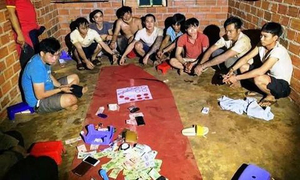 Bất chấp lệnh cách ly toàn xã hội, nhóm người tổ chức đánh bạc trong rẫy