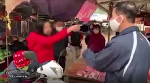 Người phụ nữ không đeo khẩu trang còn lớn tiếng chửi bới khi bị nhắc gây phẫn nộ