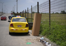 Tù nhân Ecuador đóng quan tài, hỗ trợ gia đình nghèo mất người thân vì COVID-19