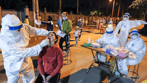 Video: Trắng đêm xét nghiệm COVID-19 cho người thôn Hạ Lôi