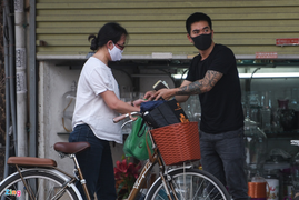 Cảnh buôn bán 'thậm thụt' trong lệnh cách ly xã hội