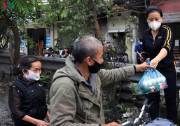 COVID-19: ‘Những người đi SH cũng dừng lại lấy quà tự thiện’