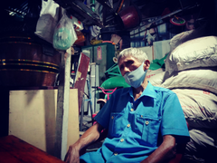 Người bảo vệ già mất việc vì COVID-19: Ao ước cả đời là gặp lại con gái