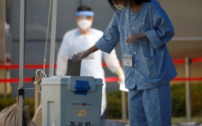 Video: 3.000 bệnh nhân COVID-19 Hàn Quốc bỏ phiếu bầu cử quốc hội thế nào?