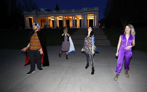 Video: Người dân Mỹ đồng loạt 'hú' để cảm ơn y bác sĩ chống COVID-19