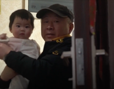 Video: Bác sĩ tuyến đầu chống dịch chỉ dám đứng nhìn con 8 tháng tuổi từ xa