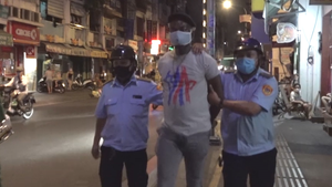 Người nước ngoài bỏ chạy khi bị kiểm tra, cốp xe chứa hàng chục gói cỏ Mỹ