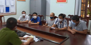 Bắt quả tang nhóm người đánh bạc trong gara ô tô ở Đắk Lắk