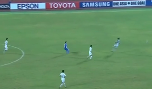 Video: 'Chết cười' với pha bắt bóng như phim hài