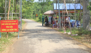 Bị yêu cầu đeo khẩu trang, nam thanh niên cầm mũ bảo hiểm đánh cán bộ