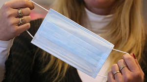 Cuộc chiến khốc liệt giành giật khẩu trang ở Pháp mùa COVID-19 