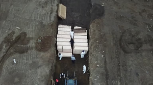 Video: New York chôn người chết do COVID-19 trên đảo Hart