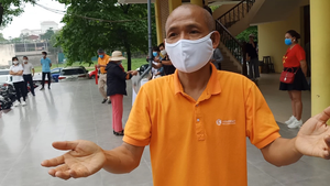 Ông chủ hiệu sách và cơ duyên đến với ‘cây ATM’ phát gạo miễn phí ở Hà Nội