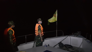 Video: Cận cảnh bộ đội biên phòng suốt đêm chốt chặn trên biển phòng COVID-19