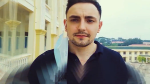 Chàng trai Anh rơi nước mắt nói lời cảm ơn Việt Nam sau 14 ngày cách ly