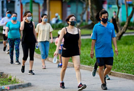 Ảnh: Dân TP.HCM gỡ dây phong tỏa để vào công viên tập thể dục