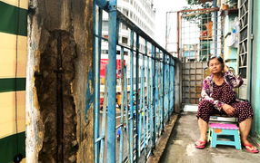 Video: Người dân 'bán mạng', sống trong chung cư nứt toác, sắp sập tại TP.HCM