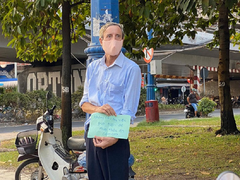 Thầy giáo Tây mất việc, xin 'giúp tiền mua thức ăn' khiến nhiều người chạnh lòng