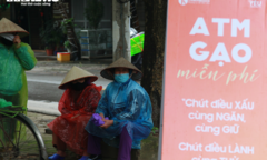 Người nghèo đội mưa đến nhận gạo miễn phí từ 'cây ATM' ở Hà Nội
