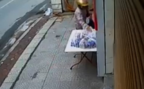 Phẫn nộ người phụ nữ vơ vét gần 10 túi quà dành cho người nghèo ở Hà Nội