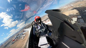 Video: Không quân Mỹ biểu diễn, tôn vinh nhân viên y tế chống dịch COVID-19