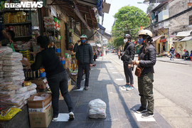 Độc đáo khu chợ kẻ ô, đứng không đúng ô không được mua hàng