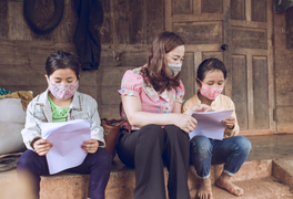 Giáo viên vượt đường khó, đến tận nhà học sinh vùng sâu giao bài tập