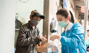 Á hậu Huyền My tới xóm chạy thận tặng suất ăn tiếp sức chống dịch COVID-19