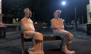 COVID-19: Cảnh sát dọa ma, bày quan tài dọa người trốn cách ly