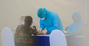 Video: Test nhanh COVID-19 với người mua, bán hoa tại chợ Quảng Bá, Minh Khai