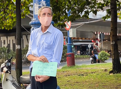 Thầy giáo Tây cầm bảng xin tiền: Tôi đã có việc làm, cảm ơn người Việt Nam