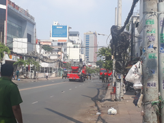 Cảnh sát phá khóa, dập đám cháy lớn ở cửa hàng thú cưng