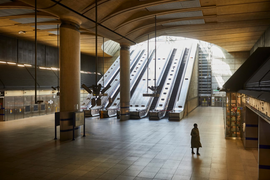 Ga tàu điện ngầm ở London vắng tanh trong những ngày phong tỏa vì COVID-19