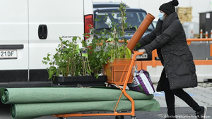 Số ca mắc COVID-19 xu hướng giảm, nhiều nước châu Âu nới lỏng hạn chế