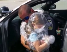 Người bố cảnh sát nghẹn ngào ôm con qua lớp ni lông giữa mùa COVID-19