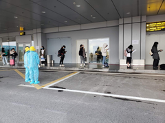 Sân bay Vân Đồn áp dụng quy trình khép kín ngoài nhà ga đón 93 người Việt từ Anh