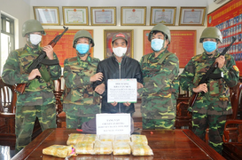 Bắt kẻ cõng 60.000 viên hồng phiến qua biên giới