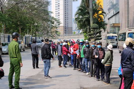 Video: Dân đội nắng đến ‘siêu thị 0 đồng’ nhận đồ hỗ trợ giữa dịch COVID-19