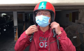 Đạo diễn 'Thách thức danh hài' đi giao cơm mùa dịch