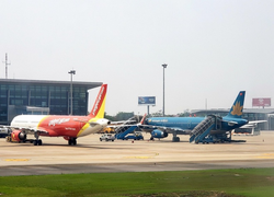 Tăng chuyến bay, giá vé khứ hồi TP.HCM - Hà Nội vẫn không hạ