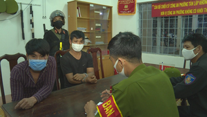 Xử lý 2 thanh niên không đeo khẩu trang đánh cảnh sát
